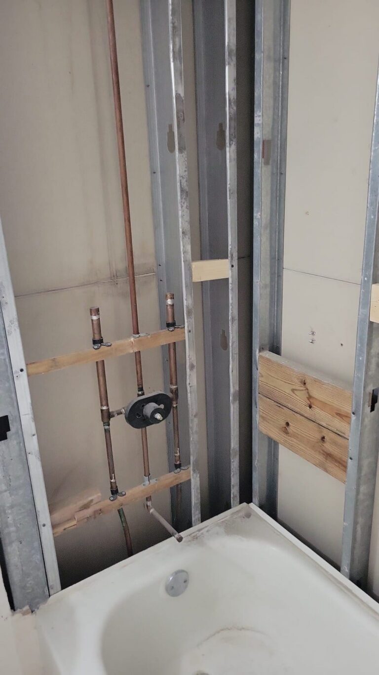 Acceso más fácil y seguro con nuestra conversión de tina a ducha en Miami