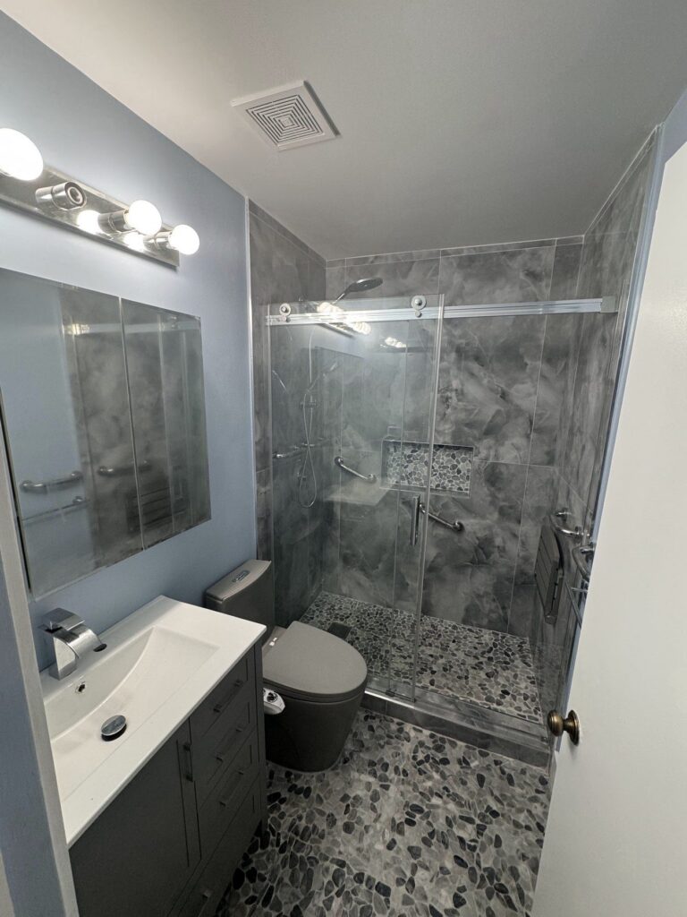 Renovaciones de baño en Miami que maximizan espacio y durabilidad